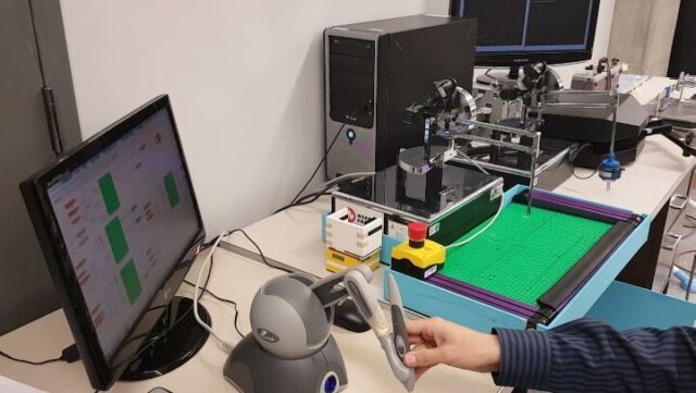 طراحی کنترل کننده غیرخطی جهت کنترل رباتهای توانبخشی چند طرفه و ناهمسان، در پروسه آموزش حین درمان (فیزیوتراپی)... در این روش چندین ربات با شکل های متفاوت از سازنده های متفاوت، میتوانند در بستر سیستم کنترلی طراحی شده، بصورت یکپارچه کنترل شده و همزمان با پروسه فیزیوتراپی حین درمان بیمار، به کارآموزان این رشته نیز آموزش داده شود...