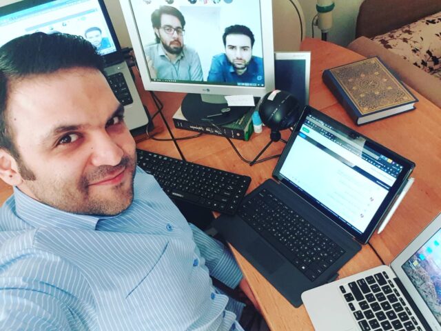 نمایی از آموزش در کلاس مجازی با چهار مانیتور فعال😀